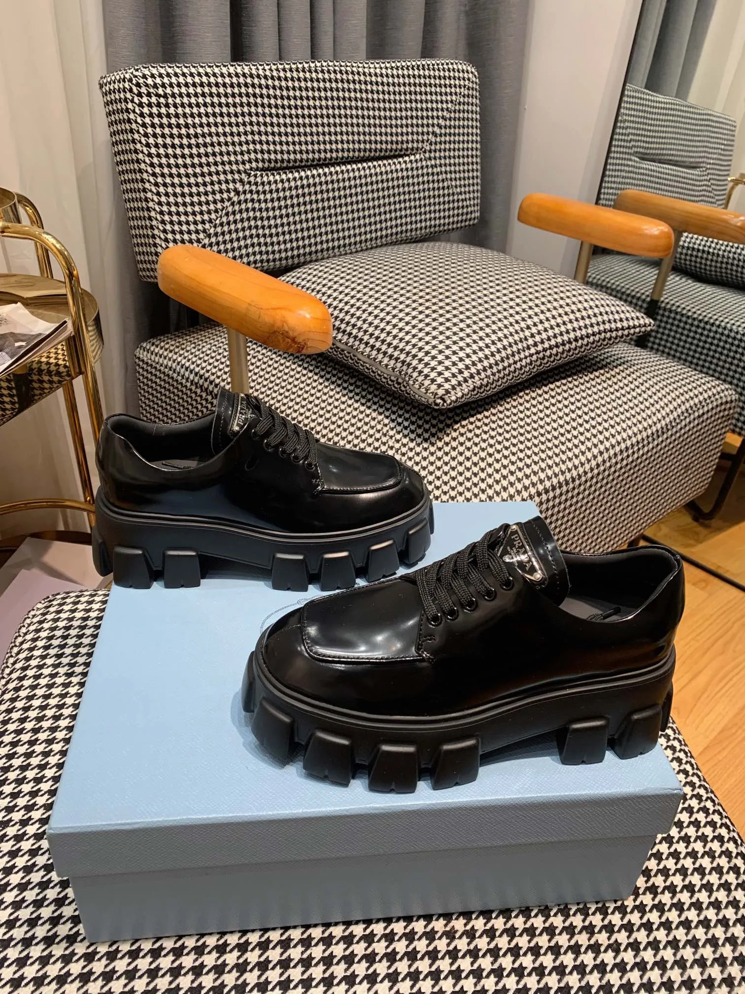 👟👟Ex-factory price 480👟👟 ss23 Prada 👟👟 💥The T-stage catwalk model "Dream Never Sleeps" can be used on important occasions. It has an aristocratic feel and is perfect on the feet💃💃The entire series is full of exciting and unexpected combinations of elements, with a strong artistic flavor, allowing you to appreciate the ever-changing style of Prada girls. 1⃣ Upper: cowhide with open edge beads/patent leather 2⃣ Lining: imported sheepskin 3⃣ Outsole: lightweight foam outsole Size 35M-40M